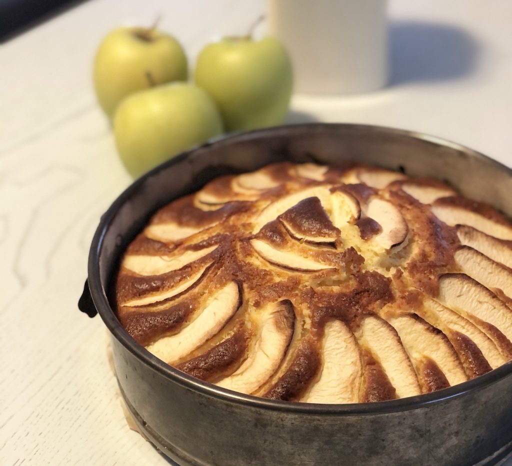 Torta 7 vasetti con yogurt e mele, la ricetta facile e sempre buona