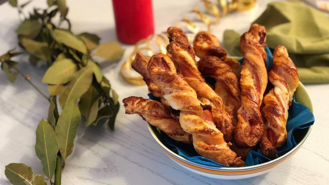 grissini di pasta sfoglia con speck e formaggio