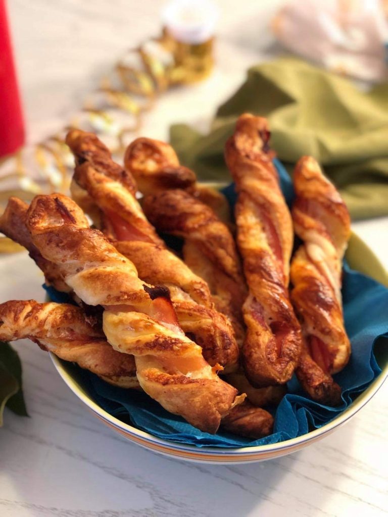 grissini di pasta sfoglia con speck e formaggio