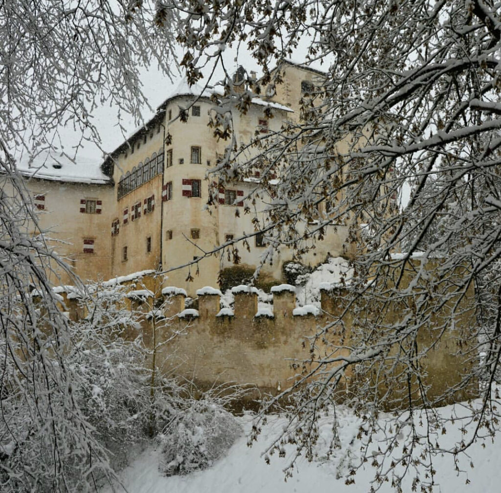 castelli val di non sotto la neve