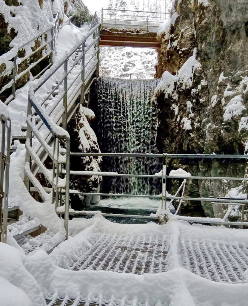 cascata lago smeraldo inverno