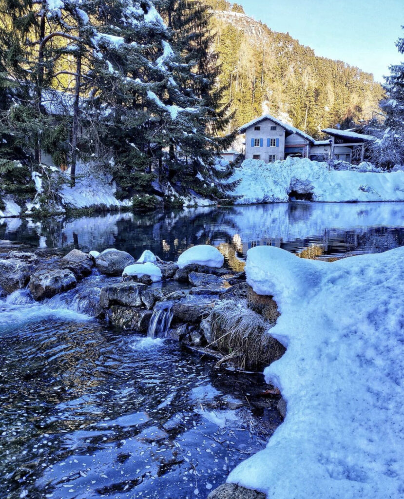 lago smeraldo fondo in inverno