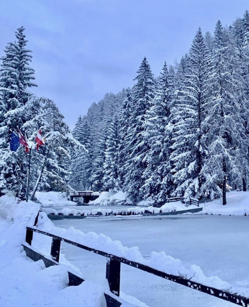 lago smeraldo di fondo neve