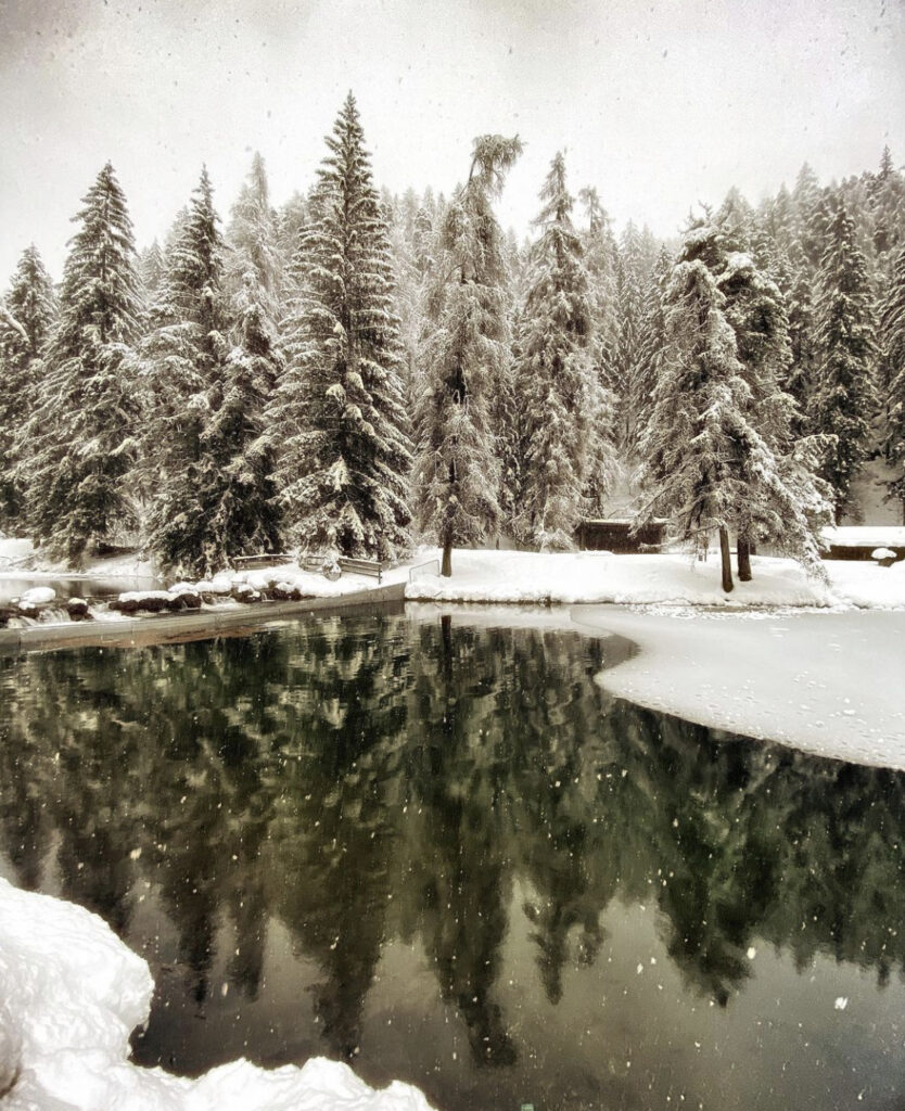 inverno al lago smeraldo di fondo