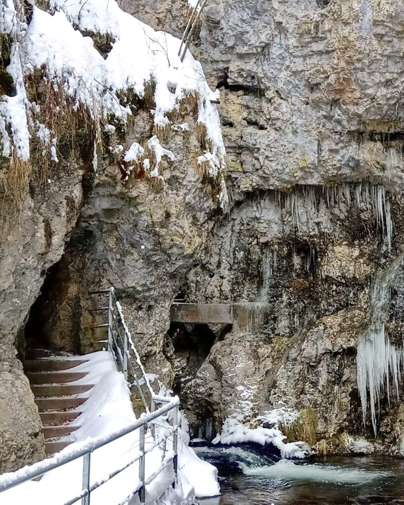 passeggiata del burrone di fondo in inverno