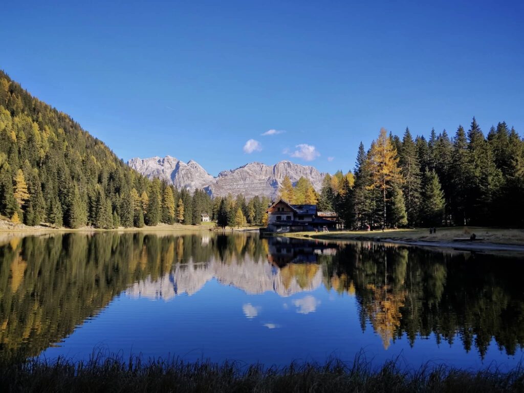 riflessi lago nambino