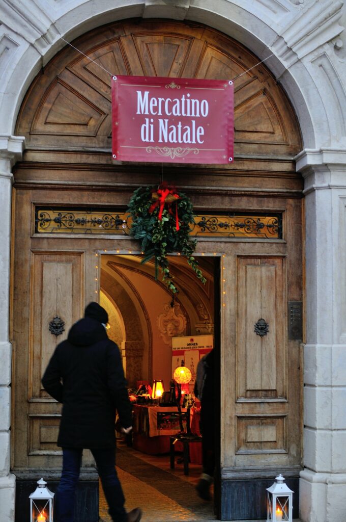 mercatino di natale ala