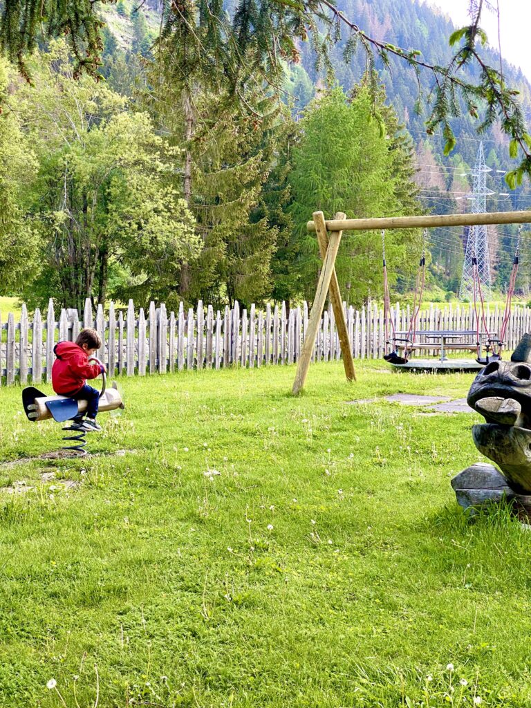 Un bambino gioca nell'area giochi che è distribuita lungo tutta l'area del parco con i laghetti