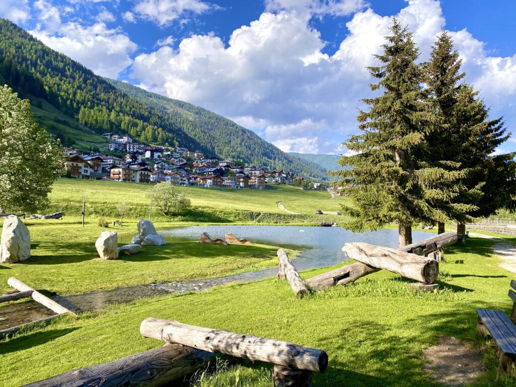 Vista su uno dei laghetti di Vermiglio, sullo sfondo il paese