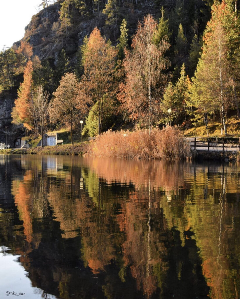 lago smeraldo e passeggiata del burrone in autunno