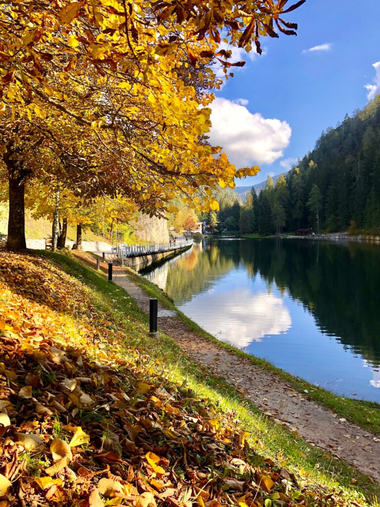 lago smeraldo in autunno