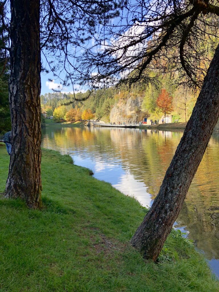 lago smeraldo autunno