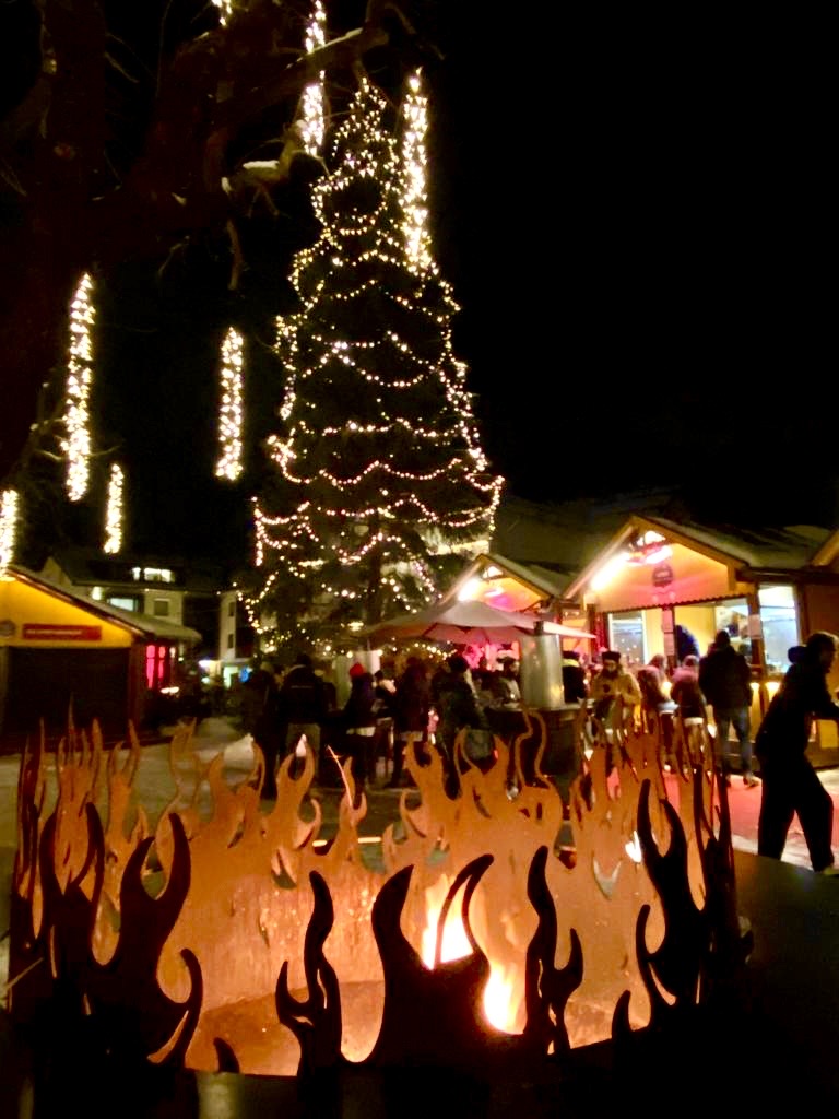 Mercatini di Natale di Dobbiaco luci e calore tra le casette di gastronomia