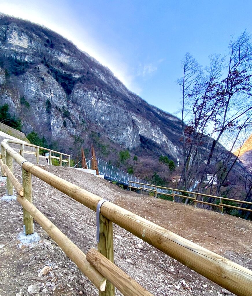 tratto del sentiero verso il ponte sospeso