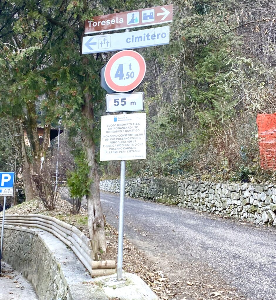 segnaletica per il percorso verso il ponte sospeso di mezzolombardo