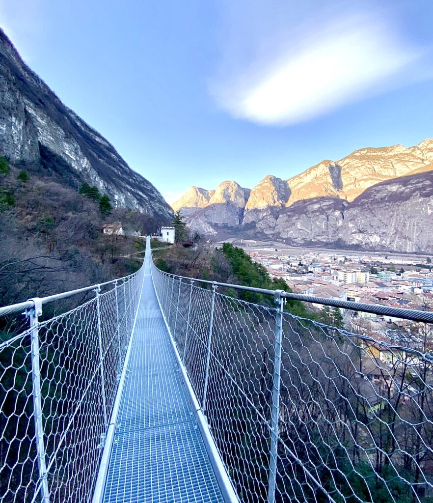 prospettiva del ponte sospeso di mezzolombardo