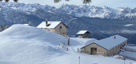 vista di malga Bodrina completamente innevata