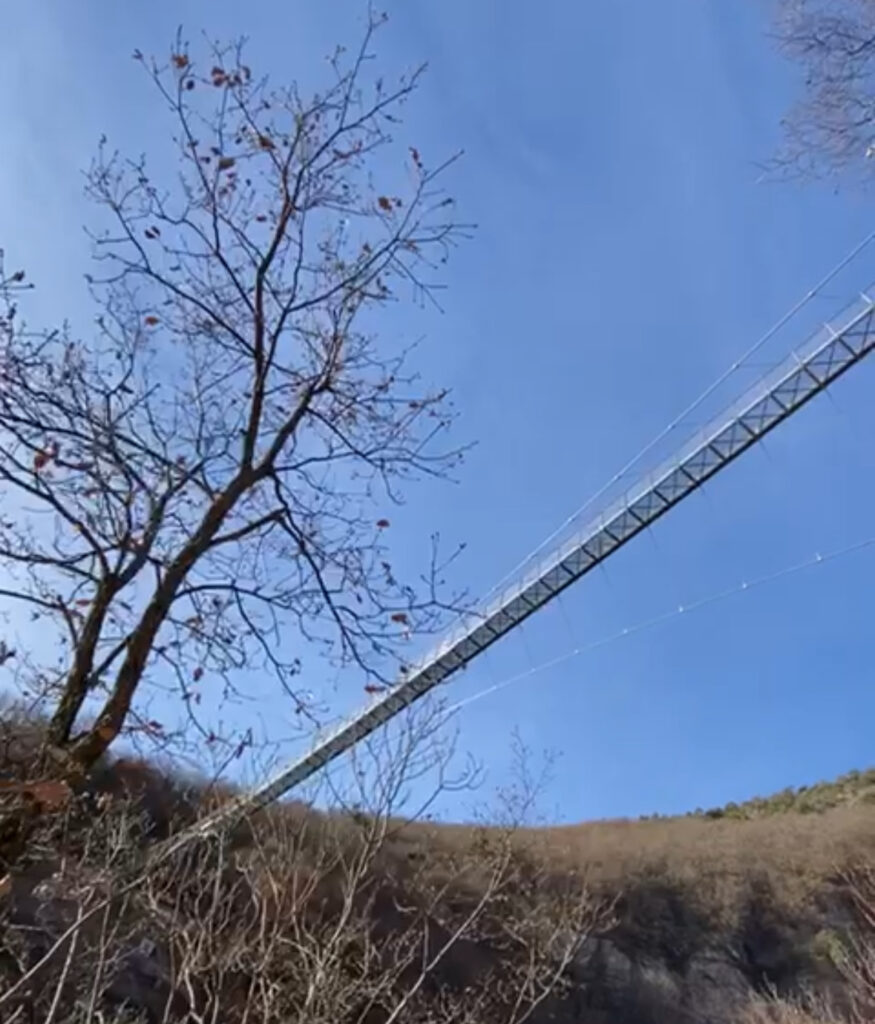 ponte sospeso di mezzocorona da sotto